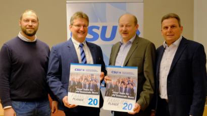 Bild: tkr
Adolf Hammer (Zweiter von links) und Robert Hechtl, die Ortsvorsitzenden der CSU-Ortsverbände Teunz und Wildstein, präsentieren den Familienplaner 2020 zusammen mit Bürgermeister Norbert Eckl (rechts) und zweiten Vorsitzenden Werner Gabler (links).