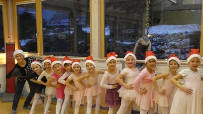 Bild: sp
Die Schülerinnen von Ballettlehrerin Katerina Bednarova (links) begeisterten die Eltern mit ihren Darbietungen.