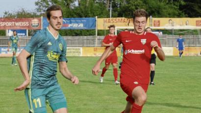 Bild: gb
Der Mitterteicher Stürmer Marco Kießling /links/Szene aus dem Spiel gegen den Baiersdorfer SV) führt mit 17 Treffern die Torjägerliste der Landesliga Nordost an.