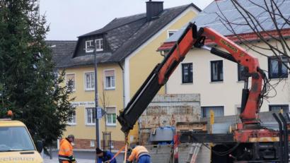Bild: gz
Die Mitarbeiter der Firma Seebauer platzierten am Tillyplatz drei große Granitblöcke. Im Vordergrund sind die Reifenspuren des Lastwagens noch erkennbar.