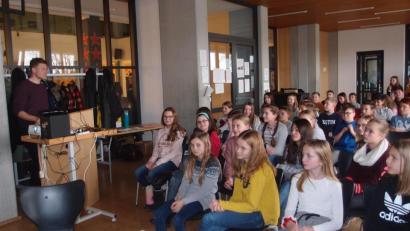 Bild: exb/Gymnasium Eschenbach
Eine Lesung mit zusätzlichen Sachinformationen anhand von Bildern zur Geschichte der DDR steht bei zwei sechsten Klassen auf dem Lehrplan. Lehrer Klaus Ginglseder (links) und seine Kollegin Isabella Beyer haben die besondere Unterrichtsstunde vorbereitet.