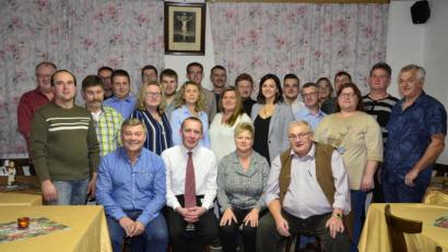 Bild: sei
Friedrich Janner (Sitzend Zweiter von. links), Vorsitzender der Freien Wähler ist stolz, dass die FWG auch Kandidaten auf der Liste hat, die sich bisher nicht so sehr kommunalpolitisch engagiert haben und die das jetzt für die Freien Wähler tun wollen.