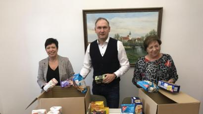 Bild: sei
Ulla und Richard Kammerer sowie Rita Steiner (von links) packen weitere Päckchen für Manteler Familien.