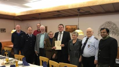 Bild: Stefanie Gradl
Bürgermeister Hans-Martin Schertl (Vierter von rechts) und Pater Robin Xavier (rechts) überbringen zusammen mit den Vertretern vieler Sorghofer Vereine dem Jubilar Wolfgang Specht (Mitte) die Glückwünsche.