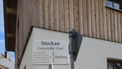 Bild: Verena Sägenschnitter
Heimatpfleger Josef Schmaußer (links) und Bürgermeister Franz Mädler vor dem historischen Ortsschild in Stockau.