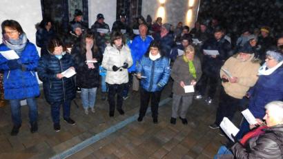 Bild: hai
Am Dorfgemeinschaftshaus in Plössen bereiteten sich rund 60 Bürger gemeinsam mit Singen und Beten auf Weihnachten vor.