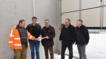 Bild: ANDREAS ROYER
Schlüsselübergabe für die Fahrzeughallen mit (von links) Klaus Herbst, Martin Kunert, Bürgermeister Michael Göth, Manfred Lubrich und Markus Hofmann.