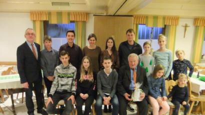 Bild: gm
Peter Scheibl (vorne sitzend, mit Krug) im Kreise seiner 13-köpfigen Enkelschar. Für die Gemeinde Ebermannsdorf gratulierte stellvertretender Bürgermeister Michael Götz (hinten links) dem Jubilar zum 80. Geburtstag.