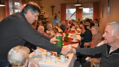 Bild: rgr
Bürgermeister Edgar Knobloch stattet den Bewohnern der Gmünder Senioreneinrichtung einen Besuch ab und wünscht ihnen ein schönes Weihnachtsfest.