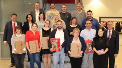 Bild: BRK-Kreisverband/exb
Die auf der gemeinsamen Weihnachtsfeier geehrten Mitarbeiter des Kreisverbandes Tirschenreuth im BRK mit BRK-Kreisvorsitzenden Franz Stahl (rechts), BRK-Kreisgeschäftsführer Holger Schedl (links) und Personalratsvorsitzenden Günter Rodler (Fünfter von links).