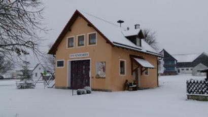 Bild: bgl
Das Feuerwehrhaus Nunzenried wird als letztes Gerätehaus im Stadtgebiet mit einem Sektionaltor ausgestattet.