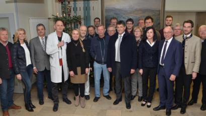 Bild: dob
In diesem Jahr luden die Klinikbelegärzte Dr. Sinisa Markovic (Vierter von links), Dr. Heinrich Gref (vorne, Siebter von links) und Werner Duschner (Sechster von links) ihren ganzen Frust bei der CSU-Delegation beim Weihnachtsbesuch ab.