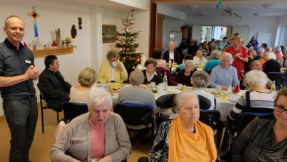 Bild: le
Heimleiter Carsten Fischer (stehend ) ist für alle Hilfe und Unterstützung dem Heim gegenüber dankbar.