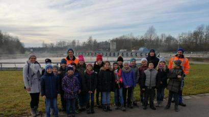 Bild: jzk
Vor einem Belebungsbecken bedankte sich die Klassenlehrerin Andrea Nitsch (links) bei Harald Fröber und Markus Scharf (hinten von links) für die Führung in der Kemnather Kläranlage.