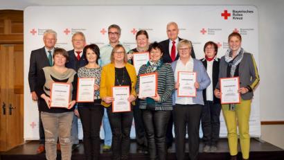 Bild: BRK
Auch Amberg-Sulzbach war bei den BRK-Ehrungen vertreten (vorn, von links): Silvia Kerschensteiner, Michaela Haller, Monika Graf, Astrid Geitner, Lydia Brand, Sabine Bogner und Monika Breunig sowie (hinten, von links) Theo Zellner, Gerd Geismann, Joachim Lösch, Kunigunda Lappert und Leonhard Stärk.