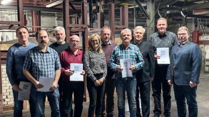 Bild: exb
Die geehrten Mitarbeiter der Glashütte mit Cornelia Maurer und Rainer Schmitt. Von links Jürgen Langenbach, Josef Zapf, Konrad Thoma, Werner Schröpf, Cornelia Maurer, Wenzel Riederer, Roland Vogl, Gerhard Ulm, Robert Christ und Rainer Schmitt.