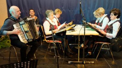 Bild: do
"Staad, staad", intonieren die "Vorbachsaiten", begleitet von Werner Meier und Gerd Retzer.