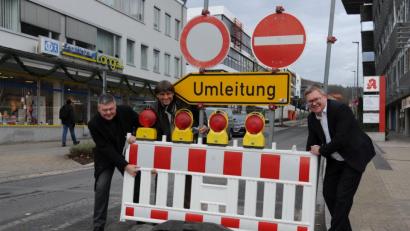 Bild: gf
Mit Oberbürgermeister Michael Cerny (rechts) räumten Gewerbebau-Geschäftsführer Karlheinz Brandelik (links) und Prokurist Werner Pettinger (Zweiter von links) an der Emailfabrikstraße die Baken und Sperrschilder beiseite.