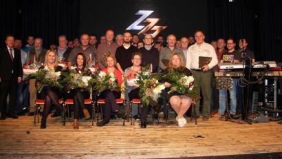 Bild: wro
Für ihre Treue zur Ziegler-Group wurden 31 Mitarbeiter ausgezeichnet. Dankbar für das Geleistete wurde zudem 4 Ziegler-Beschäftigte in den Ruhestand verabschiedetet. Seniorchef Wilhelm Ziegler (links) und Geschäftsführer Stefan Ziegler (Sechster von rechts) bedankten sich bei allen.