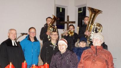 Bild: weu
Mit viel Freude sangen und beteten die Bewohner der Loew-Heime bei ihrer Adventsandacht, die Silvio Simon (Zweiter von links) gemeinsam mit Pfarrer Schlinke vorbereitet hatte. Stefanie, Christian und Michael Niebauer (Hintergrund) umrahmten die Andachten musikalisch.