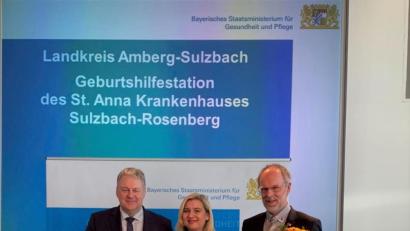 Bild: Baumann
Staatsministerin Melanie Huml übergibt den Förderbescheid an Landrat Richard Reisinger (links) und Vorstand Klaus Emmerich.