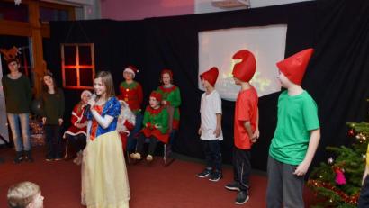 Bild: dob
Das Mini-Musical "Deutschland sucht den Weihnachtsmann" erheiterte die Gemüter und die Zuschauer waren hellauf begeistert. Schneewittchen und die sieben Zwerge kommen vorbei.