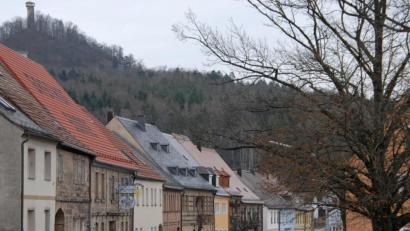 Bild: ow
Die Stadt will für den Erhalt der markanten Bausubstanz am Marktplatz ein kommunales Förderprogramm auflegen. Grundlage dafür ist eine Gestaltungsfibel, mit der den Sanierungs- und Bauwilligen ein Leitfaden zum Erkennen, Bewerten, Bewahren und Entwickeln von stadtbildprägenden Elementen an die Hand gegeben wird.