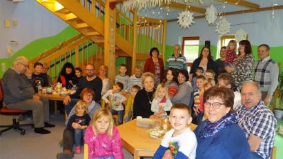 Bild: hl
Vergnügliche Stunden verbrachten die Mädchen und Buchen zusammen mit ihren Großeltern im Kindergarten St. Anna.