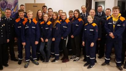 Bild: bö
Der Wissenstest der jungen Feuerwehrleute aus Allersberg-Berghausen, Ransbach und Hohenburg ist die Grundlage der Feuerwehrausbildung. Den Jugendlichen gratulierten zur bestandenen Prüfung auch stellvertretender Bürgermeister Manfred Braun sowie die Kreisbrandmeister Alexander Graf und Helmut Braun von der Landkreisfeuerwehr.