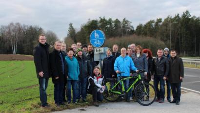 Bild: paf
Hier endet bisher der Radweg. Geht es nach Landrat Richard Reisinger und den CSU-Verbänden aus Sulzbach-Rosenberg und Poppenricht um die Vorsitzenden (von links) Patrick Fröhlich und Hermann Böhm sowie 2. Bürgermeister Günter Koller (rechts), soll die bestehende Lücke zwischen Obersdorf und Altmannshof bald geschlossen werden.
