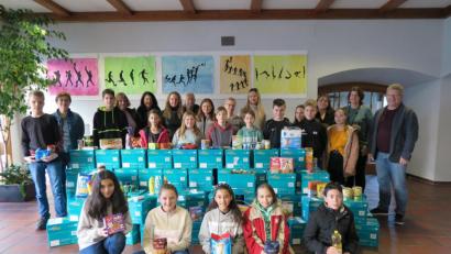 Bild: jzk
Realschuldirektor German Helgert (rechts) freute sich über die gemeinsame Weihnachtsaktion von Lehrern und Schülern für die Kemnather Tafel.