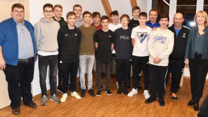 Bild: no
Die Spieler der erfolgreichen B-Jugend der SG Illschwang/Schwend im Illschwanger Rathaus mit Trainer Armin Gräml (Zweiter von rechts) und Betreuer Siegfried Heldrich (Vierter von rechts), sowie den beiden Bürgermeistern Brigitte Bachmann (rechts) und Dieter Dehling (links).