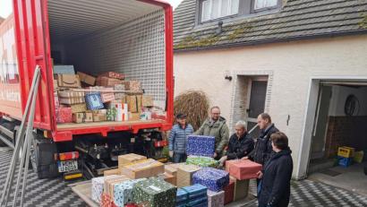 Bild: gz
Die CSU-Mitglieder Claudia Balk und Thomas Kleber erfuhren von Ludwig Wüst (von rechts) einiges über die Rumänienfahrten. Zuhörer waren zudem Trucker Bruno Friedl und Michael Kleber von der CSU (von links).