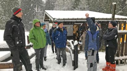 Bild: nm
"Lust auf Winter" bestimmt die Szenerie rund um das Treffen an der Talstation des Wurmsteinlifts. Verantwortliche und Helfer treffen sich zur Vorbereitung auf die Saison 2019/20.