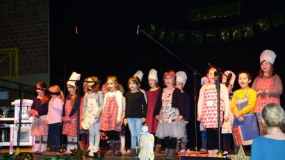 Bild: bey
"In die Weihnachtsbäckerei" lädt die Klasse 1a beim "glitzernden Dezemberabend" in der Mehrzweckhalle ein.