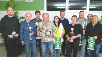 Bild: do
Mit Pokalen, Urkunden und Ehrenpreisen ehrt der Kleintierzuchtverein Eschenbach seine Meister 2019. Im Bild zeigt die erfolgreichen Altzüchter mit Vorsitzendem Werner Kennel (Zweiter von rechts), Ausstellungsleiter Geflügel Wolfgang Dobmeier (Fünfter von rechts) und Ausstellungsleiter Rassekaninchen Josef Dötterl (Zweiter von links).