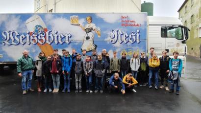 Bild: Realschule im Stiftland/exb
Die Schüler der Realschule im Stiftland zusammen mit Brauereichef Michael Hösl (links).