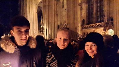 Bild: hai
Timo Busch, Christina Hößl und Annalena Schmidt (von links) haben das Friedenslicht in Regensburg abgeholt.