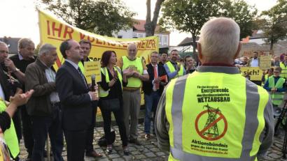 Bild: Gabi Schönberger
Vor der BR-Bürgersendung "Jetzt red i" in der Neustädter Stadthalle spricht Wirtschaftsminister Hubert Aiwanger zu den Gegnern der geplanten Stromtrasse Süd-Ost-Link.