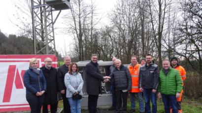 Bild: ak
Per Knopfdruck nahmen Bürgermeister Günter Kopp (Sechster von rechts) und Amplus-Vertreter Robert Scholz (links daneben) das Glasfasernetz in Betrieb.