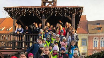 Bild: sei
Gemeinsame Bastelaktionen in der Bastelstube am Weihnachtsmarkt und die Erkundung des Marktes verband die Schülerinnen und Schüler der Partnerschulen.