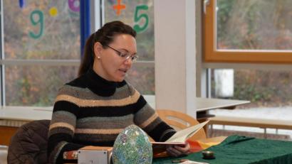 Bild: sei
Nicht wie sonst die Autoren weit gereist, sondern aus der näheren Heimat kam die Autorin Corinna Wallner um vor Manteler Schülern zu lesen.