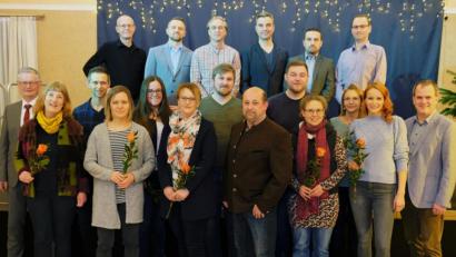 Bild: do
Aus dem Vollen kann die Freie Wählergemeinschaft Vorbach/Oberbibrach/Höflas bei der Nominierung ihrer Gemeinderatskandidaten schöpfen. Um die 12 Sitze bewerben sich 24 Bürger aus allen Gemeindeteilen. Im Bild der Großteil der Kandidaten mit Bürgermeister Werner Roder (links) und FWG-Vorsitzenden Holger Götz (rechts) aus der Nachbargemeinde Speinshart.