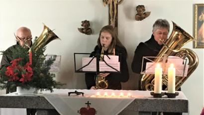 Bild: cro
Drei Generationen musizieren zusammen: Franz Völkl am Tenorhorn, mit seiner Enkelin Lea Völkl am Saxophon und Sohn Franz Völkl an der Tuba.