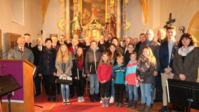 Bild: gru
Alle Mitwirkenden am Adventssingen in der St. Laurentiuskirche in Kürmreuth mit den Verantwortlichen Karin Wittmann und Simone Hüttner.