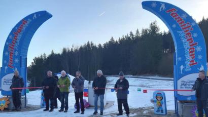 Bild: gis
Eine 200 Jahre alte Glocke schreibt Geschichte. Ihren Bestimmungsort hat sie kürzlich erreicht: Im Köhl´n-Keller von Bernhard Dötterl im Dorf Tirol. Standesgemäß mit ordentlicher Glockenweihe und einer gepflegten weltlichen Feier.
