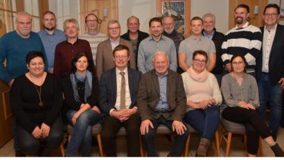 Bild: dob
Die beiden Stadträte Johann Gösl (vorne, Dritte von rechts) und Dr. Volker Wappmann (vorne, Dritter von links) führen die gemeinsame FDP/UW-Stadtratsliste an. Einige Kandidaten waren an diesem Abend verhindert.