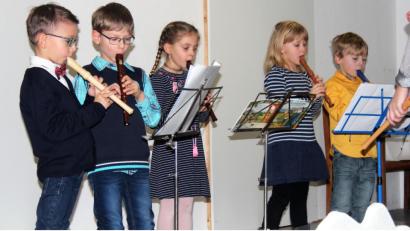 Bild: stg
Die Blockflötengruppe "Zwergenmusikanten" unter der Leitung von Lena Reindl zeigte beim Vorspielnachmittag der Jugendblaskapelle ihr Können.