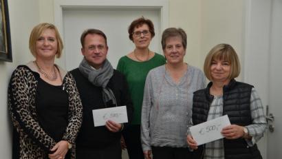 Bild: dob
FB-Sprecherin Martha Bauer überreichte mit ihrem Vorstandsteam Johanna, Gollwitzer und Ingrid Reber (von links) überreichten je 500 Euro an Dekan Alexander Hösl und Ingrid Scheinkönig vom Sozialamt der Stadt (rechts).