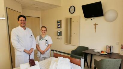 Bild: exb/ Stefanie Dörig)
Auch Dr. Christian Glöckner (links) freut sich über die neuen „Komfort plus“-Zimmer.